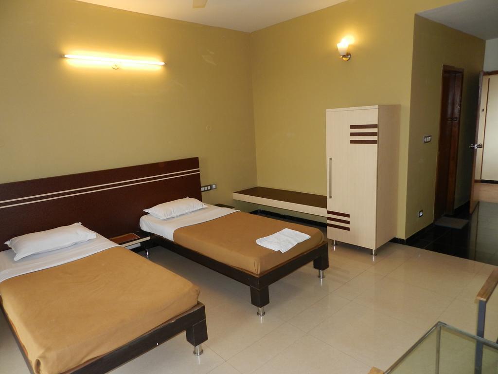Hotel Rock Regency Toranagallu Exterior photo
