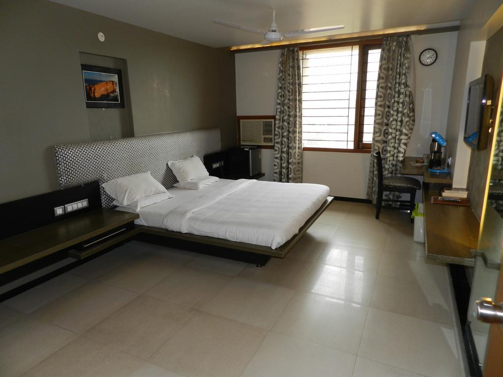 Hotel Rock Regency Toranagallu Room photo