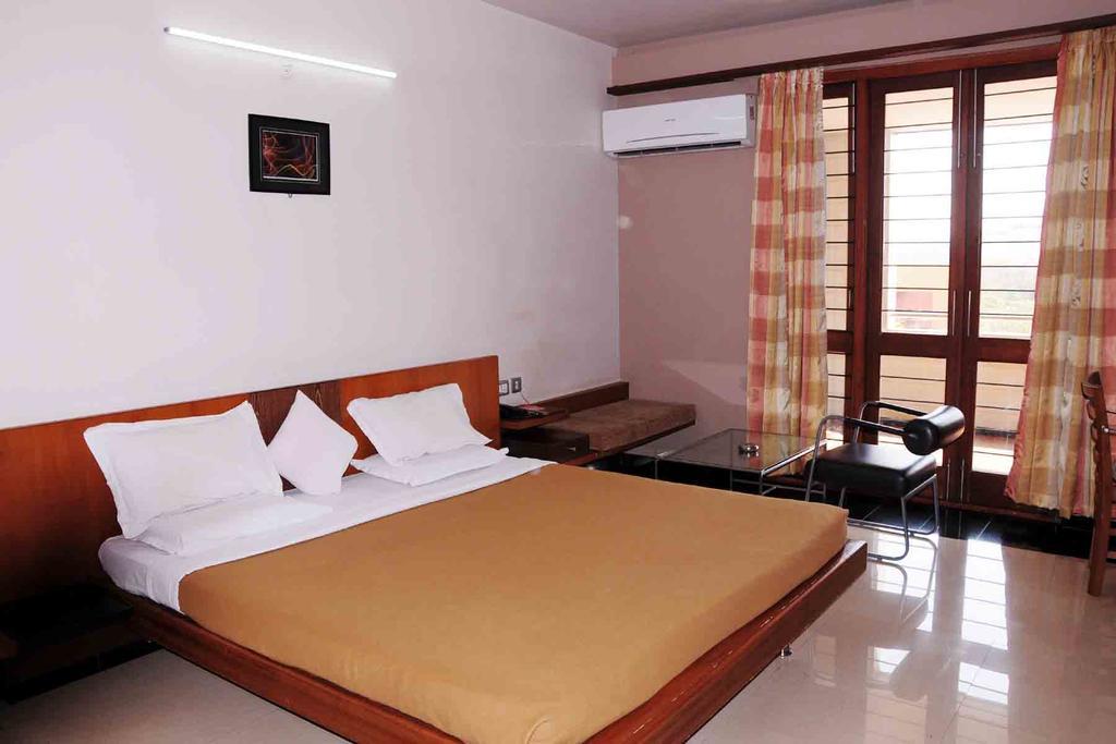 Hotel Rock Regency Toranagallu Exterior photo