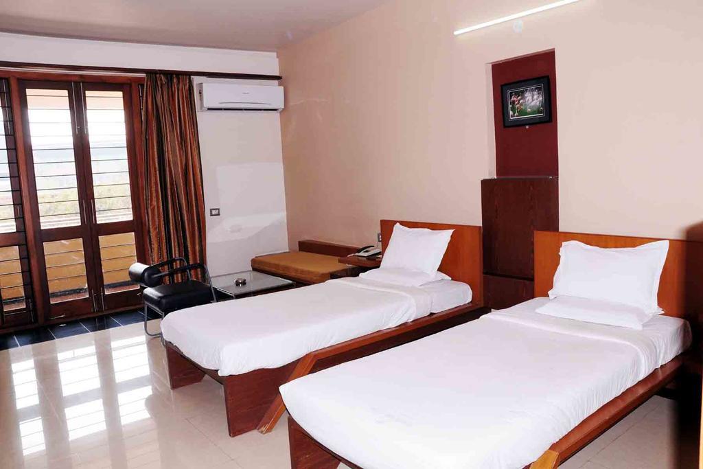 Hotel Rock Regency Toranagallu Exterior photo
