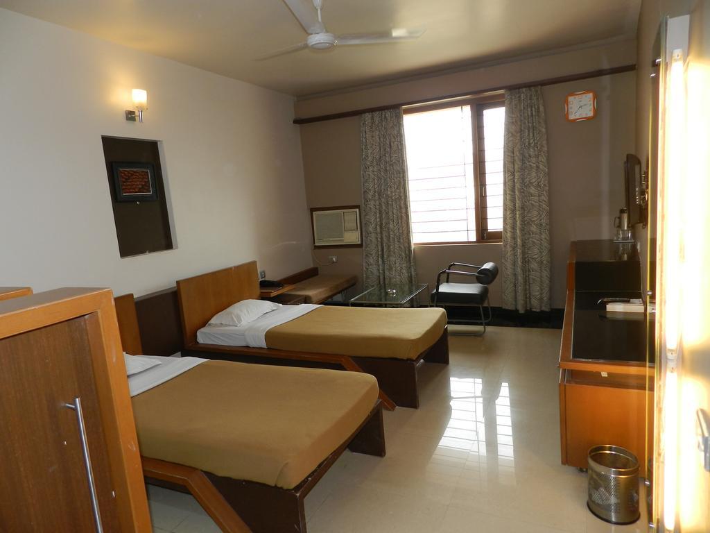 Hotel Rock Regency Toranagallu Exterior photo