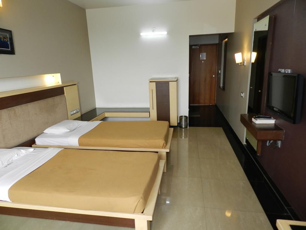 Hotel Rock Regency Toranagallu Exterior photo